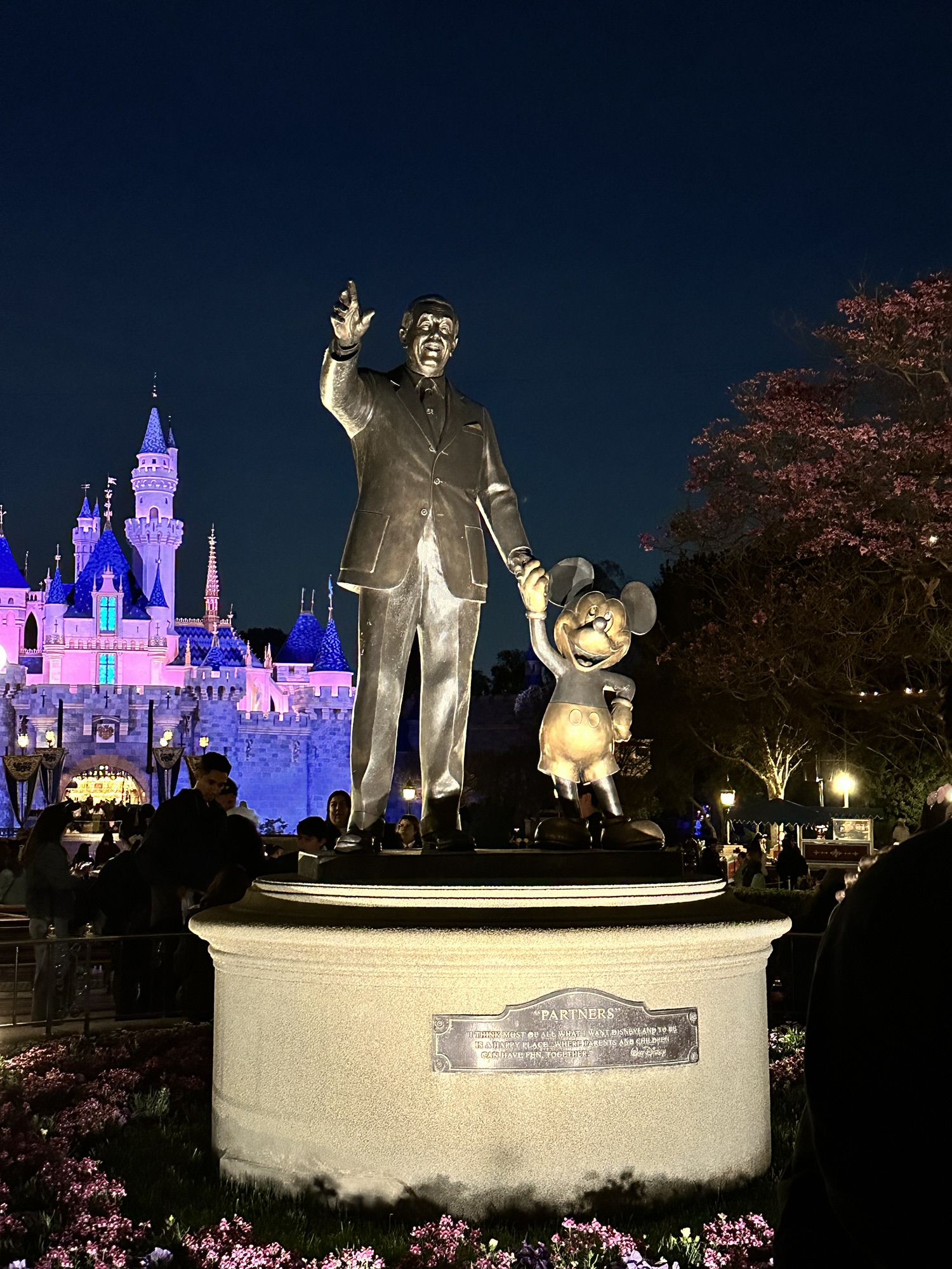 disneyland walt statue
