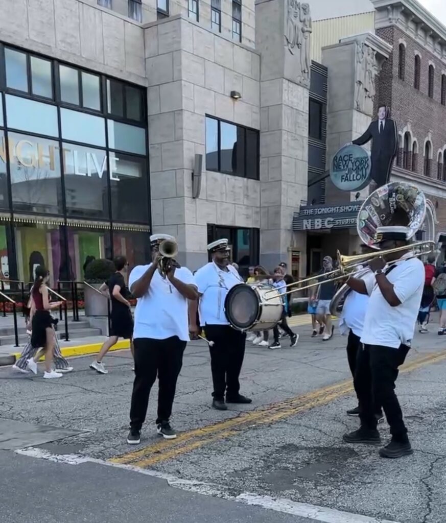 Universal Mardi Gras street performers